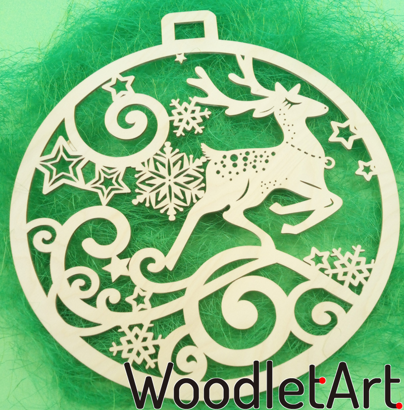 Skaczący renifer bombka drewniana do powieszenia na ścianę. Naturalna dekoracja wycinana laserowo.